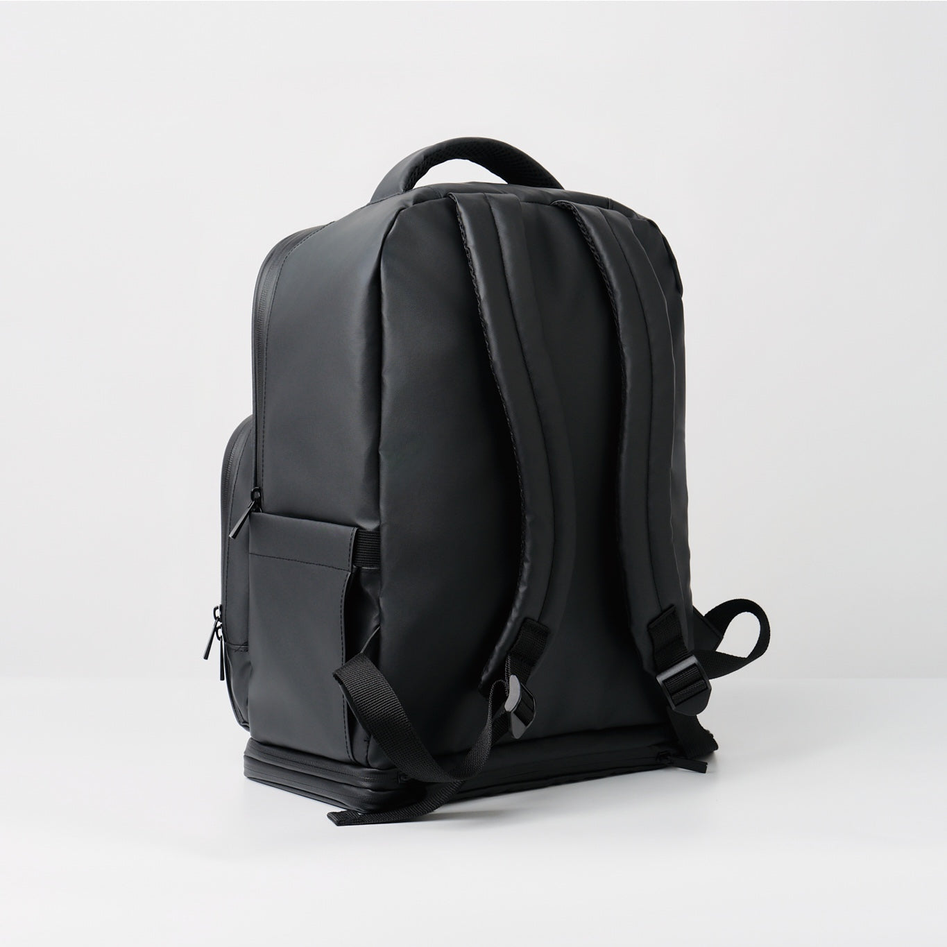 fetchamo Core backpack for dog owners – back panel with padded shoulder straps