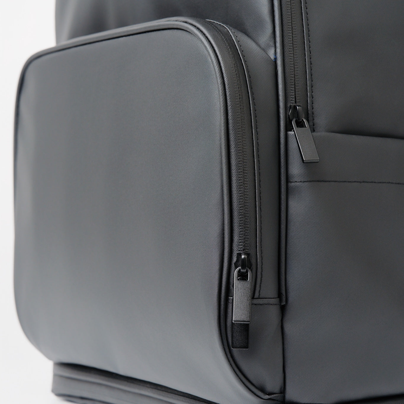 fetchamo Core backpack for dog owners – close-up of zip detail and material finish